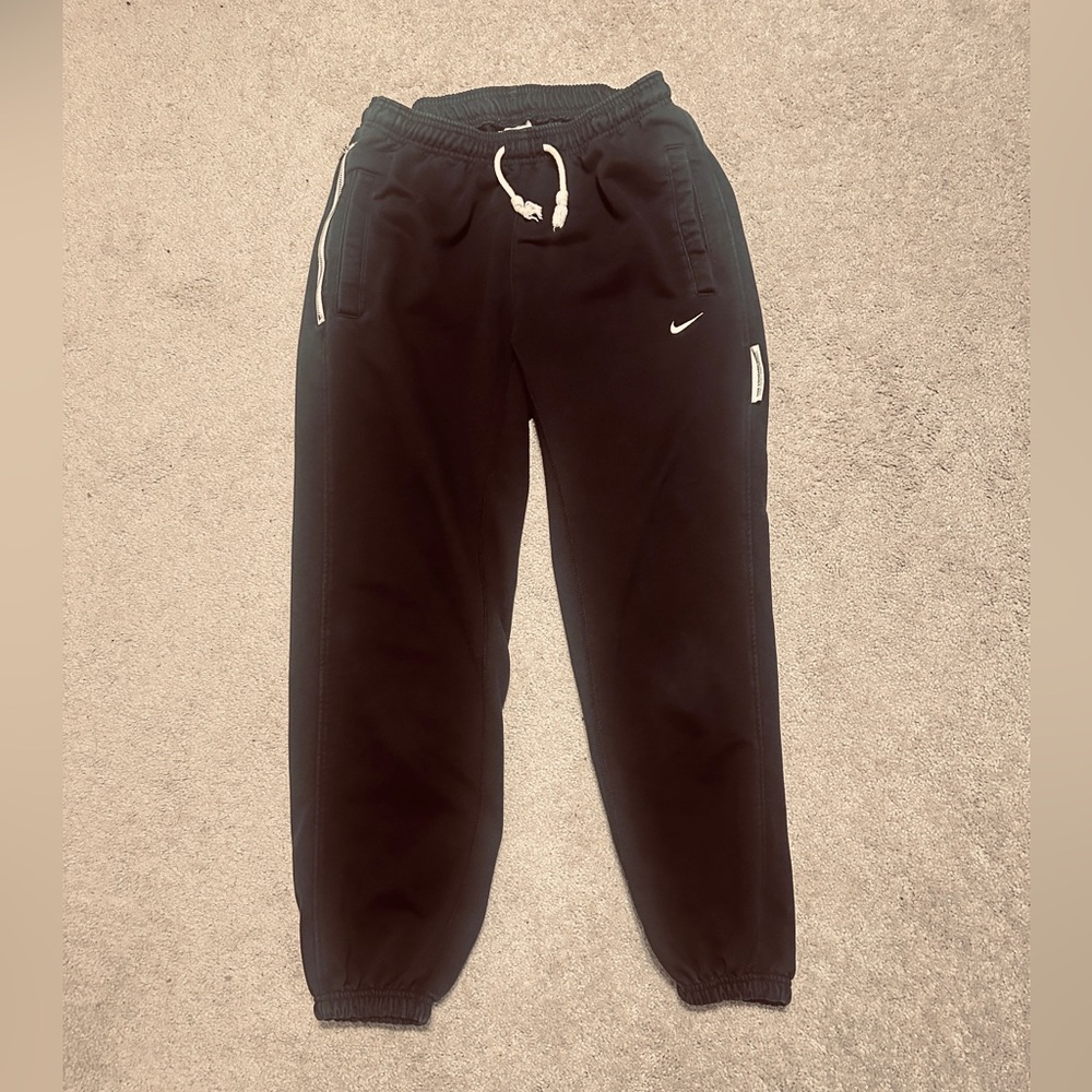 Nike Standard Issue
Men’s Dri-FIT Joggers